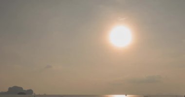 Gün batımında deniz ya da okyanus üzerinde ışık hızının artması. Tropik iklimde sıcak yaz havası. Panoramik hareket.