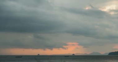 Gün batımında deniz ya da okyanus üzerinde ışık hızının artması. Tropik iklimde sıcak yaz havası. Panoramik hareket.