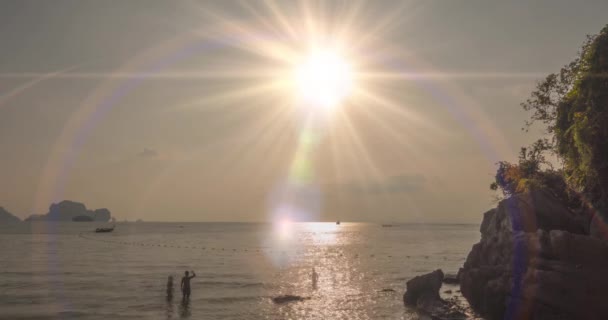 Caducidad de los rayos de luz sobre el mar o el océano al atardecer. Tiempo caluroso de verano en tropical. Movimiento panorámico. — Vídeo de stock