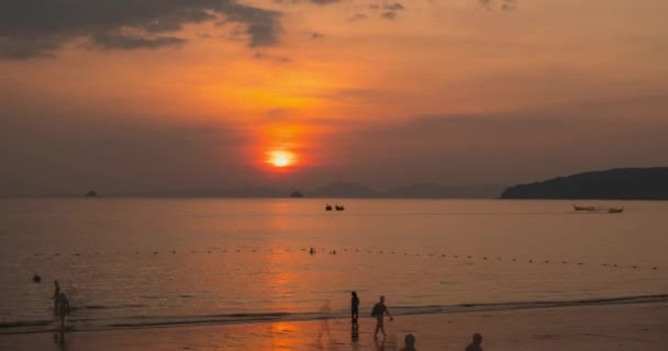 Caducidad de los rayos de luz sobre el mar o el océano al atardecer. Tiempo caluroso de verano en tropical. Movimiento panorámico. — Vídeo de stock