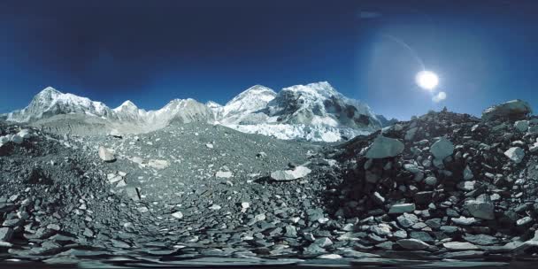 360 vr del campo base dell'Everest al ghiacciaio Khumbu. Valle di Khumbu, parco nazionale Sagarmatha, Nepal dell'Himalaya. Circuito EBC vicino Gorak Shep. — Video Stock