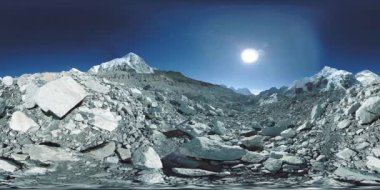 Khumbu Buzulu 'ndaki Everest Üssü' nün 360. Khumbu Vadisi, Sagarmatha Ulusal Parkı, Himalayalar 'ın Nepal' i. Gorak Shep yakınlarındaki EBC rotası.