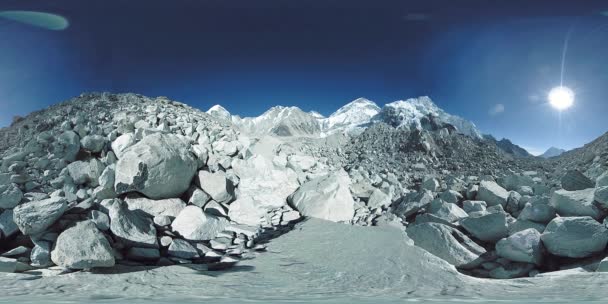 360 VR του Everest Base Camp στον παγετώνα Khumbu. Κοιλάδα Κούμπου, εθνικό πάρκο Σαγκαρμάθα, Νεπάλ των Ιμαλαΐων. Διαδρομή γραμμής EBC κοντά στο Gorak Shep. — Αρχείο Βίντεο