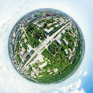 Kesişen yollar, evler, binalar, parklar ve otoparklar olan havacılık şehri manzarası. Güneşli yaz panoramik resmi