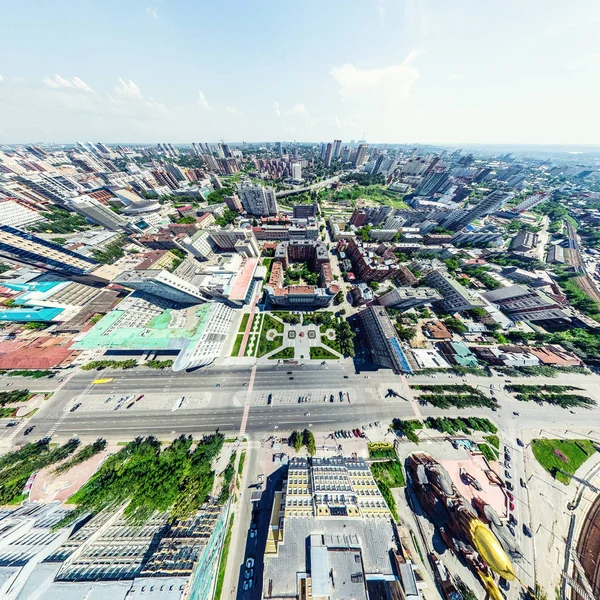 Luftaufnahme der Stadt mit Kreuzungen und Straßen, Häusern, Gebäuden, Parks und Parkplätzen. Sonniges Sommerpanorama — Stockfoto