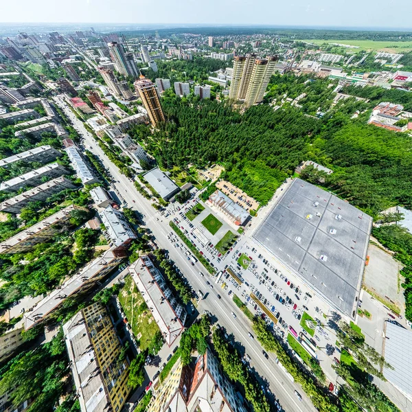 Uitzicht op de stad vanuit de lucht met kruispunten en wegen, huizen, gebouwen, parken en parkeerplaatsen. Zonnige zomer panoramisch beeld — Stockfoto