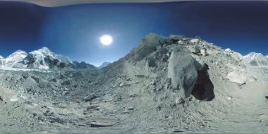 Khumbu Buzulu 'ndaki Everest Üssü' nün 360. Khumbu Vadisi, Sagarmatha Ulusal Parkı, Himalayalar 'ın Nepal' i. Gorak Shep yakınlarındaki EBC rotası.