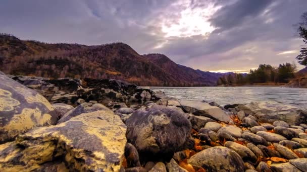 Plan temporel d'une rivière près de la forêt de montagne. D'énormes rochers et des nuages rapides se déplacent. Mouvement horizontal du curseur — Video