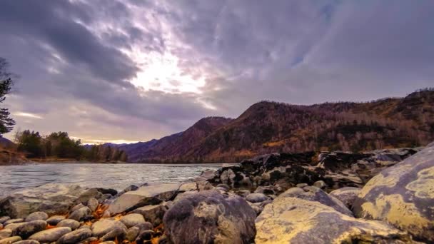 Plan temporel d'une rivière près de la forêt de montagne. D'énormes rochers et des nuages rapides se déplacent. Mouvement horizontal du curseur — Video