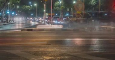 Sokak kavşağında gece trafiğinin aşırı hızlanması. Arabaların ve motorsikletlerin hareket zamanı.