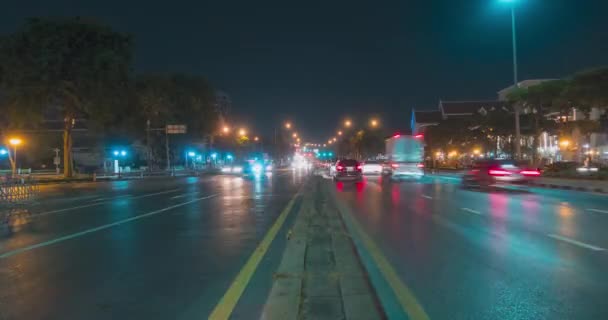 Hiperlapso del tráfico nocturno de la ciudad en la intersección de calles. Timelapse del movimiento de coches y motos. — Vídeo de stock