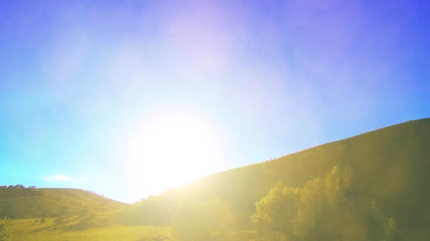 4K UHD bergweide tijdspanne in de zomer. Wolken, bomen, groen gras en zonnestralen. — Stockvideo