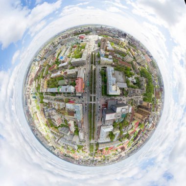 Kesişen yollar ve yollar olan havacılık şehri manzarası, binalar. Helikopter vuruldu. Panoramik resim.