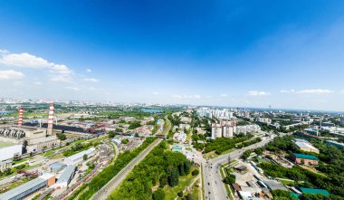 Yolları, evleri ve binaları olan havacılık şehri manzarası.