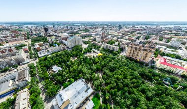 Kesişen yollar, evler, binalar, parklar ve otoparklar olan havacılık şehri manzarası. Güneşli yaz panoramik resmi