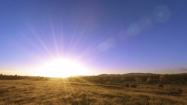 4K UHD montaña prado timelapse en el verano. Nubes, árboles, hierba verde y rayos de sol movimiento. — Vídeo de stock