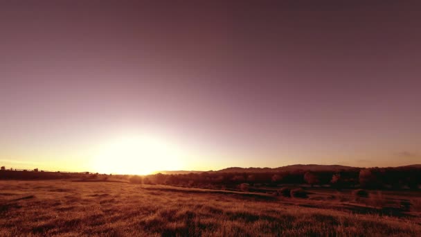 4K UHD montaña prado timelapse en el verano. Nubes, árboles, hierba verde y rayos de sol movimiento. — Vídeo de stock