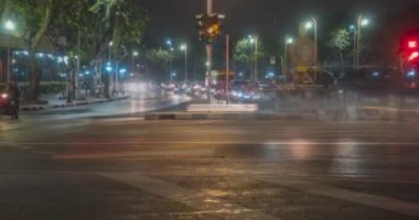 Sokak kavşağında gece trafiğinin aşırı hızlanması. Arabaların ve motorsikletlerin hareket zamanı.