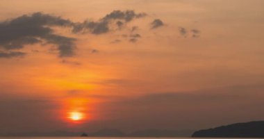 Gün batımında deniz ya da okyanus üzerinde ışık hızının artması. Tropik iklimde sıcak yaz havası. Panoramik hareket.