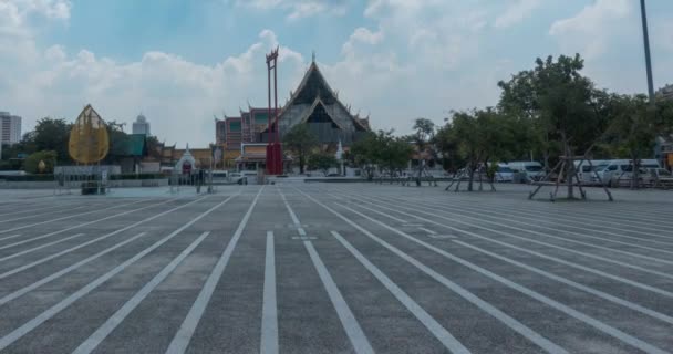 Timelapse av Wat Suthat Temple, utsikt från Larn kon Mueng. Bangkok, Thailand. 21 nov 2018 — Stockvideo