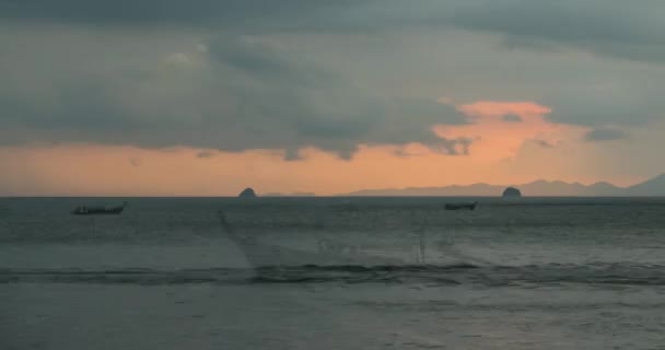 Tempo-lapso de raios de luz sobre o mar ou oceano ao pôr-do-sol. Tempo quente de verão em tropical. Movimento panorâmico. — Vídeo de Stock