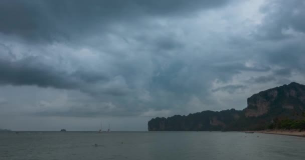 Zeitraffer von Regenwolken über Strand und Meereslandschaft mit Booten. Tropischer Sturm im Ozean. — Stockvideo