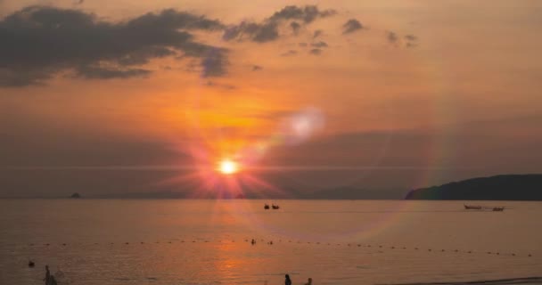 Time-lapse of light rays over the sea or ocean at sunset. Hot summer weather at tropical. Panoramic movement. — Stock Video