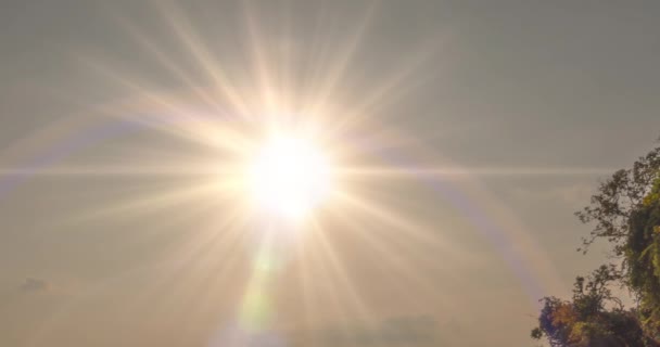 Zeitraffer von Lichtstrahlen über dem Meer oder Ozean bei Sonnenuntergang. Heißes Sommerwetter bei tropischem Wetter. Panoramabewegung. — Stockvideo