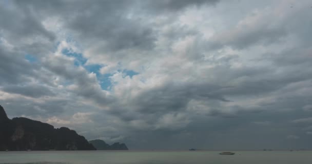 배가 있는 해변 과 바다 풍경 위로 구름이 떨어지는 시간이었습니다. 대양의 열 대 폭풍. — 비디오