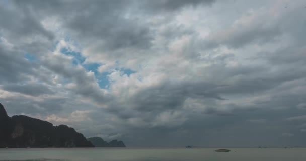 Zeitraffer von Regenwolken über Strand und Meereslandschaft mit Booten. Tropischer Sturm im Ozean. — Stockvideo