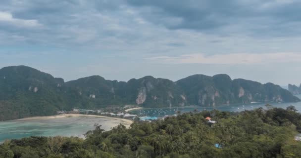 ピピ島の素晴らしい湾の上の日の雲の時間経過ボートと島の風景。アンダマン海のラグーン. — ストック動画