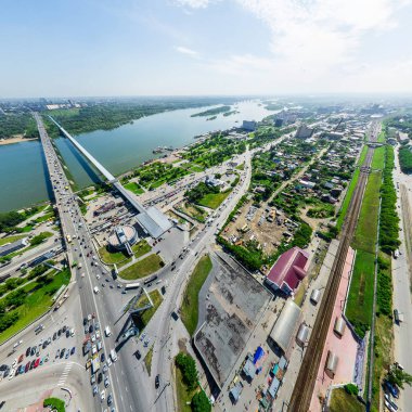 Kesişen yollar ve yollar olan havacılık şehri manzarası, binalar. Helikopter vuruldu. Panoramik resim.