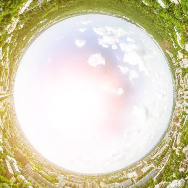 Kesişen yollar, evler, binalar, parklar ve otoparklar olan havacılık şehri manzarası. Güneşli yaz panoramik resmi