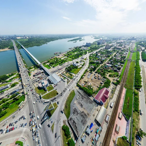 Luftaufnahme der Stadt mit Kreuzungen und Straßen, Häusern. Kopterschuss. Panorama-Bild. — Stockfoto