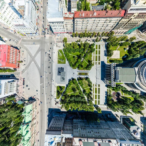 Uitzicht op de stad vanuit de lucht met wegen, huizen en gebouwen. — Stockfoto