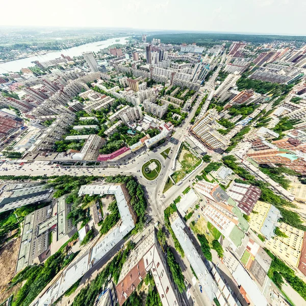 Vista aérea de la ciudad con encrucijadas y caminos, casas, edificios, parques y estacionamientos. Imagen panorámica soleada de verano —  Fotos de Stock