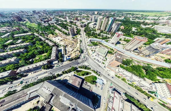 Luftaufnahme der Stadt mit Kreuzungen und Straßen, Häusern, Gebäuden, Parks und Parkplätzen. Sonniges Sommerpanorama — Stockfoto