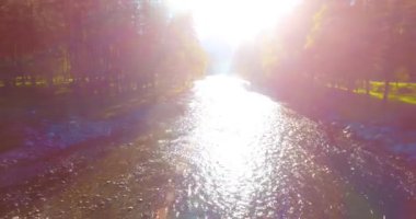 Güneşli yaz sabahı, taze ve temiz dağ nehir üzerinde orta hava uçuş