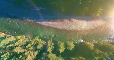 Güneşli yaz sabahında kayalarla birlikte taze, hızlı dağ nehri üzerinde alçak irtifa uçuşu..