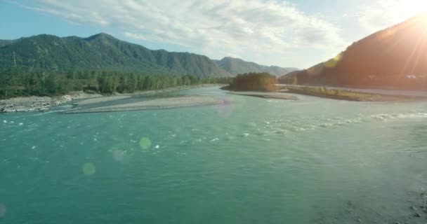 Vuelo de baja altitud sobre el río fresco de montaña rápida con rocas en la soleada mañana de verano. — Vídeos de Stock