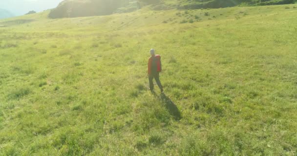 Vlucht over rugzak wandelen toerist wandelen over groene berggebied. Enorme landelijke vallei op zomerdag. — Stockvideo