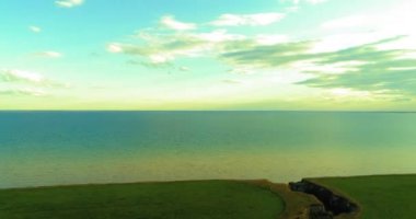 Bulutların üzerinde Yalı ve günbatımı hava hyperlapse. Timelapse drone fly okyanus banka. Yüksek hızlı yatay hareketli.