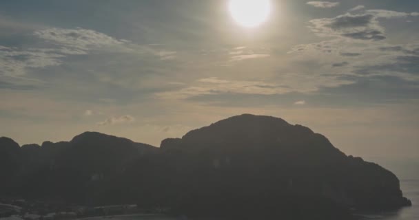 ピピ島の素晴らしい湾の上の日の雲の時間経過ボートと島の風景。アンダマン海のラグーン. — ストック動画