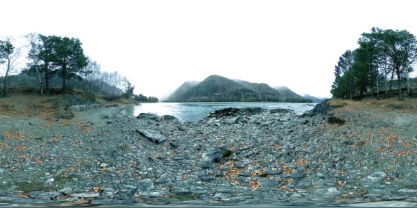 VR dari gunung yang indah sungai pada akhir musim gugur waktu. Taman nasional, padang rumput, tepi sungai pada hari mendung. — Stok Video