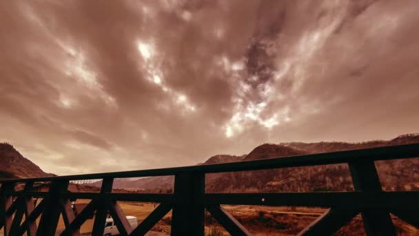 Timelapse του ξύλινου φράχτη στην ψηλή βεράντα στο ορεινό τοπίο με σύννεφα. Οριζόντια κίνηση κύλισης — Αρχείο Βίντεο