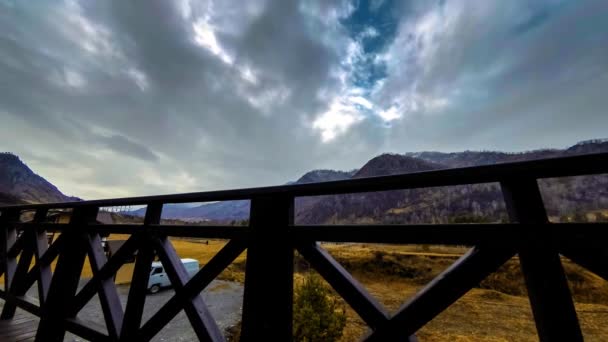 Timelapse de valla de madera en la terraza alta en el paisaje de montaña con nubes. Movimiento deslizante horizontal — Vídeos de Stock