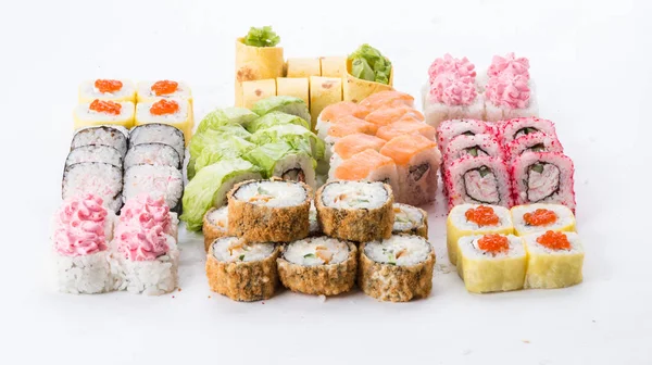 Restaurante de comida japonesa, plato de rollo de sushi maki gunkan o set de platos. Conjunto y composición de sushi —  Fotos de Stock