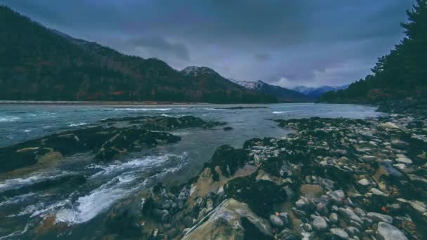 Tiro de lapso de tiempo de un río cerca del bosque de montaña. Grandes rocas y veladas de nubes rápidas. — Vídeo de stock