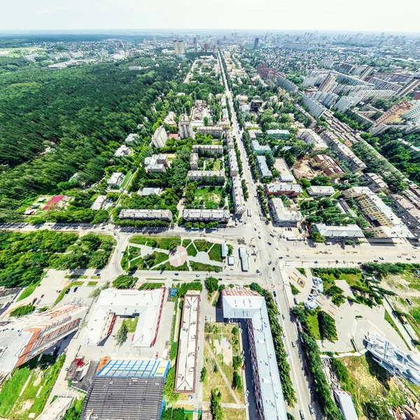 Légi kilátás kereszteződésekkel és utakkal, házak, épületek, parkok és parkolók. Napfényes nyári panoráma kép — Stock Fotó