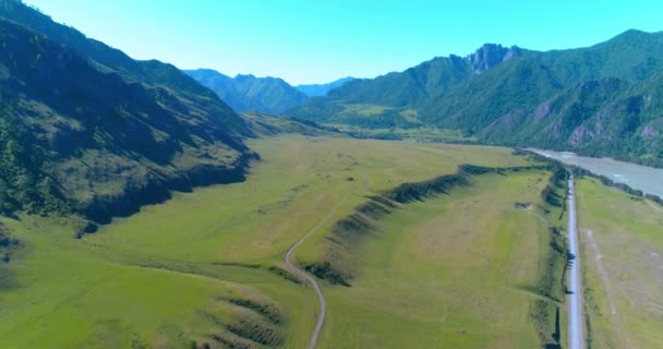 Aerea strada di montagna rurale e prato al sole mattina d'estate. Autostrada asfaltata e fiume. — Video Stock